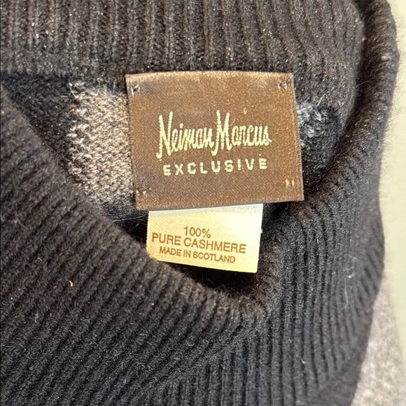 Neiman Marcus Exclusive Men's XL Black and Gray Cashmere Striped Sweater - Picture 2 of 4